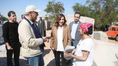 وزيرة الثقافة تتفقد ورشة عمل الدورة 28 لسمبوزيوم أسوان الدولي لفن النحت