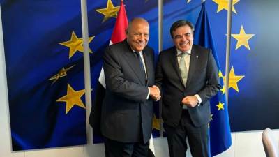 وزير الخارجية يلتقي نائب رئيسة المفوضية الأوروبية والمفوض الأوروبي لتعزيز التعاون