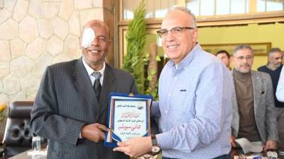 سويلم يكرم عدد من السادة العاملين اللذين شاركوا فى بناء السد العالى