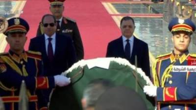 الرئيس السيسى يضع إكليلاً من الزهور على النصب التذكارى بأكاديمية الشرطة