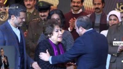 الفنانة سميحة أيوب للرئيس السيسى: "كانت أمنية إنى أشوفك"