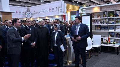 رئيس الوزراء يتفقد جناح "مركز المعلومات ودعم اتخاذ القرار" بمعرض القاهرة الدولي للكتاب
