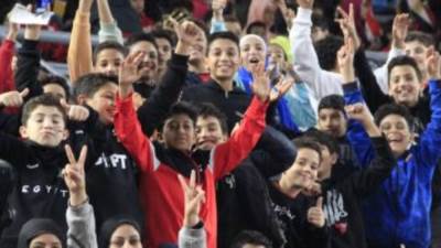 توافد الجماهير على استاد القاهرة لمؤازرة فراعنة اليد أمام تونس