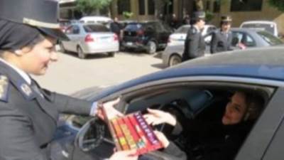 شاهد ضباط وضابطات الشرطة يوزعون الهدايا على المواطنين بالشوارع احتفالا بعيدهم 72