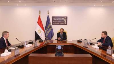 وزير الاتصالات يبحث مع رئيس مجموعة فودافون فويس العالمية خطط الشركة التوسعية