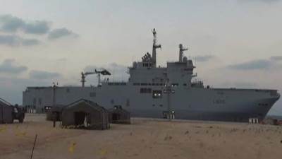 السفير الفرنسي بالقاهرة: السفينة الطبية "ديكسمود" تغادر العريش 