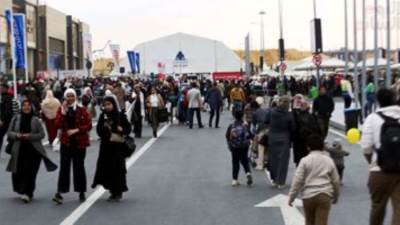 توافد زوار معرض الكتاب من مختلف الأعمار على معرض الكتاب بيومه الرابع