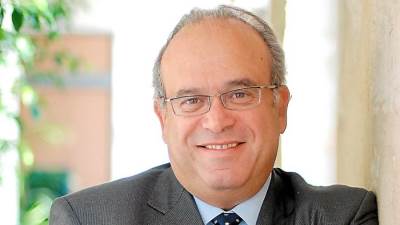 مدير المعهد الوطني السابق للسرطان بفرنسا يطالب صانعي السياسات بتشجيع المدخنين على الإقلاع عن التدخين