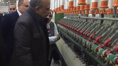 وزير قطاع الأعمال العام في جولة ميدانية بشركة مصر للغزل والنسيج بالمحلة الكبرى