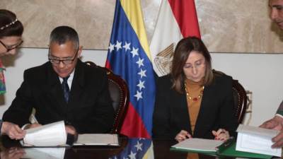 وزيرة الثقافة ونظيرها الفنزويلي يوقعان بروتوكول تعاون لدعم التبادل الثقافي بين البلدين
