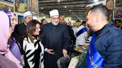 وزيرة الهجرة تتفقد جناح الأزهر الشريف بمعرض القاهرة الدولي للكتاب