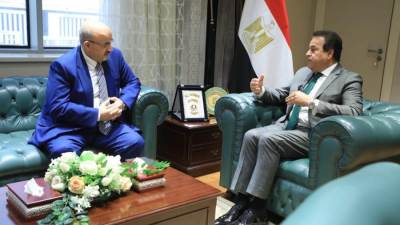 وزير الصحة يهنئ الدكتور نعمة عابد بتكليفه ممثلا لمنظمة الصحة العالمية الجديد في مصر