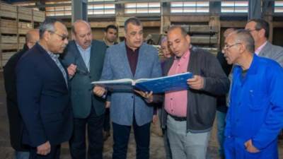 وزير الإنتاج الحربى يفاجئ عمال شبرا للصناعات بزيارة فى الصباح الباكر