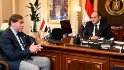 وزير الصناعة يبحث مع وفد شركة للأجهزة المنزلية خططها المستقبلية بالسوق المصرى