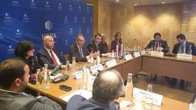 وزير الاتصالات يعقد مباحثات ثنائية مع وزير الاقتصاد المجري