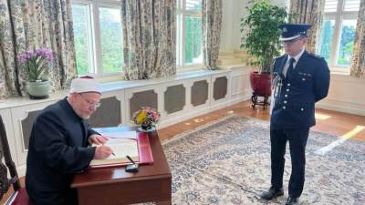 مفتي الجمهورية يبحث سبل تعزيز التعاون الإفتائي ومكافحة التطرف الديني مع رئيس سنغافورة