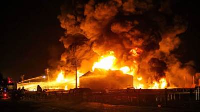 اندلاع حريق هائل بمصنع لمستحضرات التجميل شمالى الهند وحصار العديد من العمال