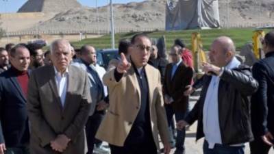 رئيس الوزراء يتفقد مشروعات تطوير المنطقة المحيطة بالمتحف المصرى الكبير