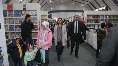 وزيرة الثقافة تتفقد أجنحة معرض الكتاب 55 وُتشيد بكثافة الإقبال الجماهيري