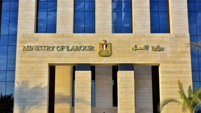 وزارة العمل: إيقاف نشاط شركتين لإلحاق عمالة بالخارج.. ورفع الإيقاف عن شركتين أُخريين