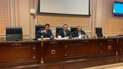 وزير الرياضة يناقش خطة تطوير المنشآت الشبابية والرياضية ومصنع النجيل الصناعي وشركة المدن