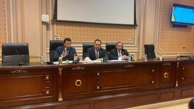 وزير الرياضة يناقش خطة تطوير مصنع النجيل الصناعي وشركة المدن