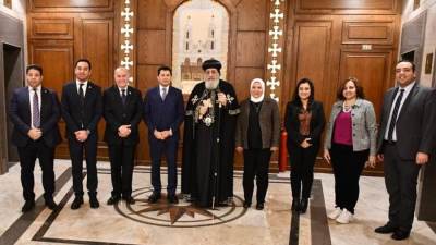 وزير الرياضة والبابا تواضروس فى لقاء حوارى مع مجموعة من الشباب