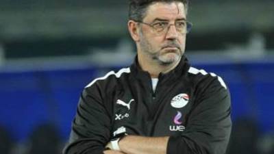 اتحاد الكرة يقرر إقالة فيتوريا وجهازه المعاون.. وتعيين محمد يوسف مدربا مؤقتا