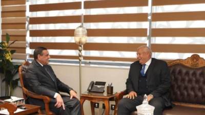 وزير التنمية المحلية يتابع مع محافظ الوادي الجديد المشروعات الخدمية والتنموية