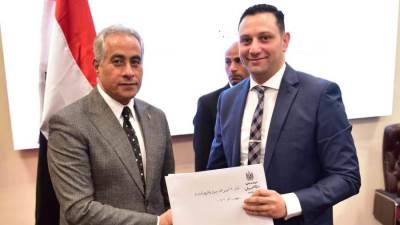 وزير العمل يُسلَّم الدُفعة الأولى من "التراخيص المُؤقتة" لمراكز تدريب مهني