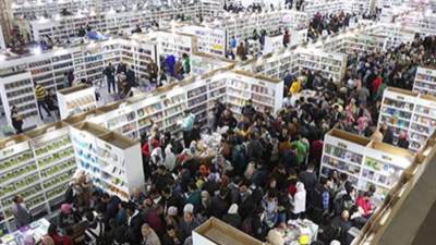 فعاليات معرض القاهرة الدولي للكتاب المتنوعة تجذب الزوار من مختلف الجنسيات