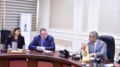 وزير العمل ومدير "العمل الدولية " يُسلمان "شهادات مسؤولي توظيف" لعاملين بمديريات 3 محافظات