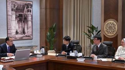 رئيس الوزراء يلتقي رئيس مجلس إدارة شركة "سامسونج إليكترونيكس مصر