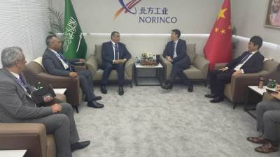 "وزير الدولة للإنتاج الحربى" يتفقد جناح "نورينكو" الصينية