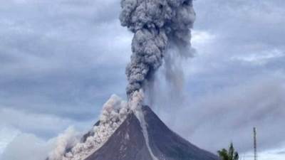 ثوران بركان جبل سيميرو الإندونيسي قاذفا الرماد البركاني لمسافة كيلومتر