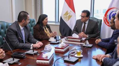 وزير الصحة يكرم الدكتورة نعيمة القصير ويهديها درع الوزارة تقديرا لجهودها