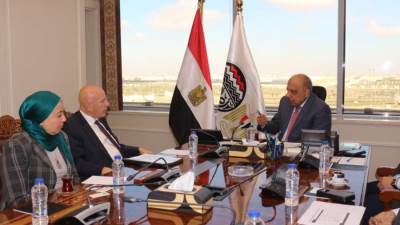 وزير قطاع الأعمال يبحث مع رئيس جمعية المصدرين المصريين التعاون والفرص الاستثمارية في قطاع الغزل والنسيج
