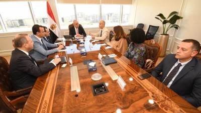 وزير الإسكان يستعرض مع مسئولى "الهابيتات" التحضيرات لاستضافة مصر للمنتدى الحضرى العالمى