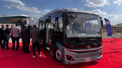 مسئولو "الإسكان" يزورون مصنعاً جديداً لتجميع حافلات النقل بالسويس الجديدة