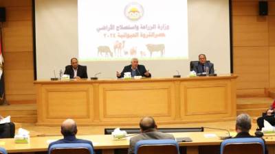 "القصير" يعقد اجتماعا موسعا لمديري الزراعة والطب البيطري وقيادات القطاع الزراعي بالمحافظات