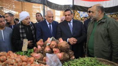 وزير التنمية ومحافظ الجيزة يتفقدان سوق الجملة بالسادس من أكتوبر
