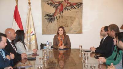 وزيرة الثقافة تلتقي وفدًا من تنسيقية شباب الأحزاب والسياسيين لبحث التعاون