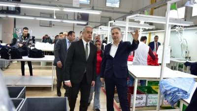 وزير العمل يتفقد شركة الفاتكتستايل لصناعة الملابس الجاهزة