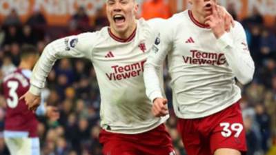 مانشستر يونايتد يفوز على مضيفه أستون فيلا 2-1