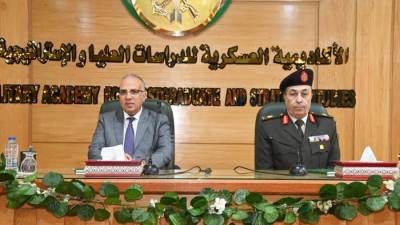 سويلم يستعرض إنجازات الموارد المائية خلال الأعوام العشرة الماضية أمام الدارسين بالأكاديمية العسكرية