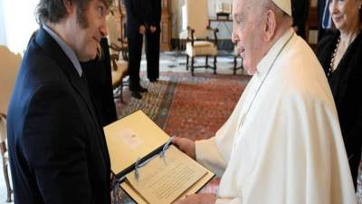 بابا الفاتيكان يستقبل رئيس الأرجنتين للمرة الأولى