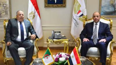 وزير الطيران المدنى يبحث مع السفير الجزائرى تعزيز سبل التعاون المشترك