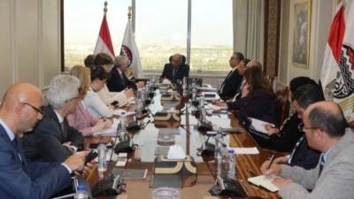 وزيرا قطاع الأعمال والنقل يبحثان مع وفد المفوضية الأوروبية سبل التعاون