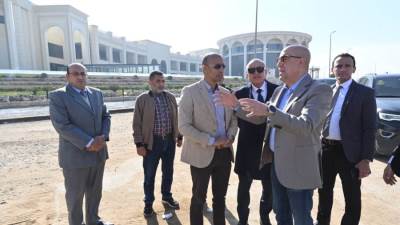 وزير الإسكان يتفقد مشروعات تطوير ورفع كفاءة محاور الطرق بمدينة القاهرة الجديدة