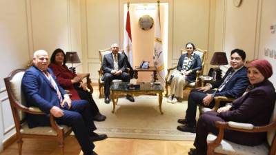 وزير النقل يستعرض مشروعات الطرق والسكة الحديد والجر الكهربائى بدمياط